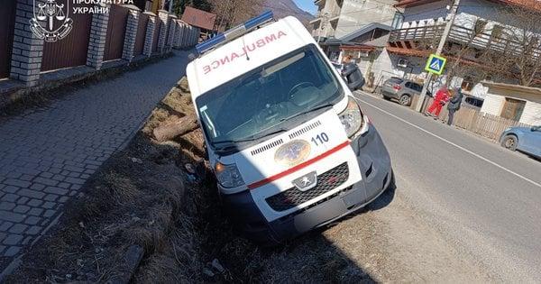 Внаслідок дорожньо-транспортної пригоди з участю автомобіля швидкої допомоги у Закарпатській області до лікарні потрапив шестирічний хлопчик.