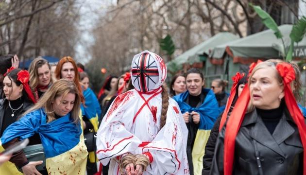Українки влаштували перформанс у Барселоні, привернувши увагу до жертв сексуального насильства, які страждають внаслідок агресії Росії.
