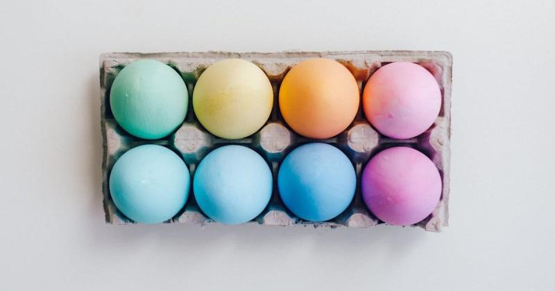 Залиште цибулю в минулому: всього одна ложка – і ваші крашанки набудуть яскравого мімозового відтінку!