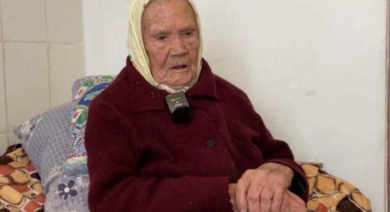 Смажить каву і не уявляє свого життя без смартфона: 103-річна жінка з Хмельниччини поділилася своїми мріями.