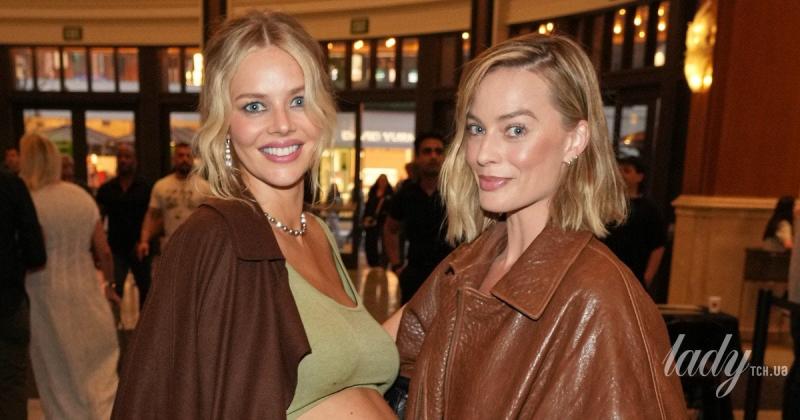 Марго Роббі з'явилася на прем'єрі фільму в елегантній чорній мінісукні, доповненої стильним шкіряним жакетом.