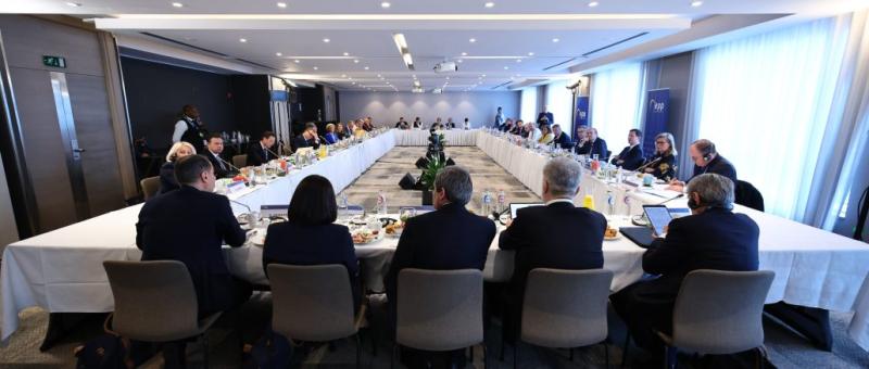 Саміт ЄНП висловив підтримку ініціативам Порошенка стосовно України.