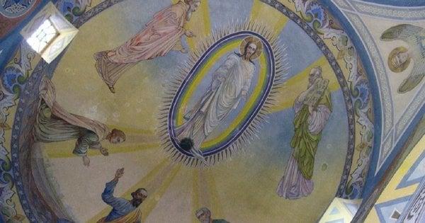 Пірамідальна форма та насичені ультрамаринові малюнки: що робить церкву у Вороблячині неповторною.