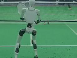 У Китаї гуманоїдний робот вже почав змагання з людьми, освоївши гру в теніс.