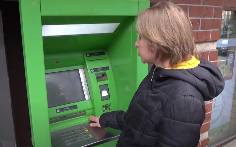 Оплачуючи щоденно, ви, можливо, не усвідомлюєте, які невидимі комісії банків поступово з'їдають ваші кошти.