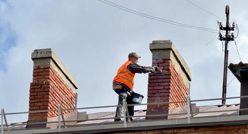 Від вікон до даху: у Харкові, в Індустріальному районі, триває відновлення багатоквартирного будинку, зруйнованого внаслідок обстрілу (фото)