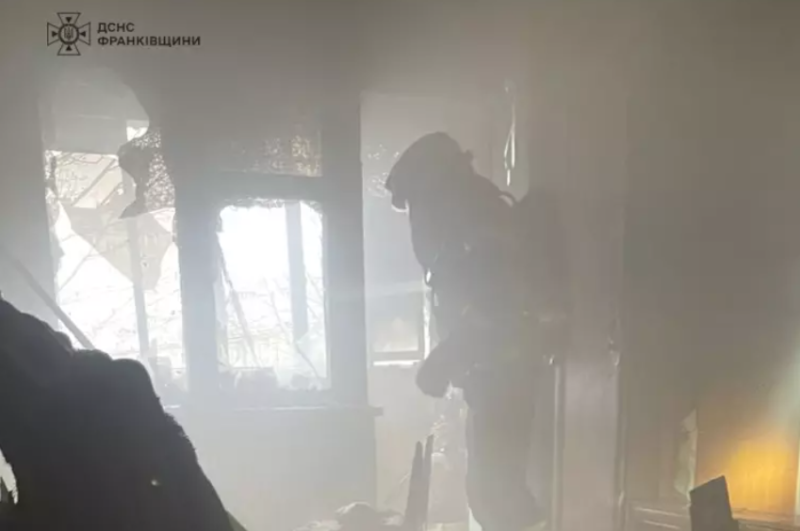 У Франківську сталася пожежа в багатоповерховому будинку - чоловіка вдалося врятувати.