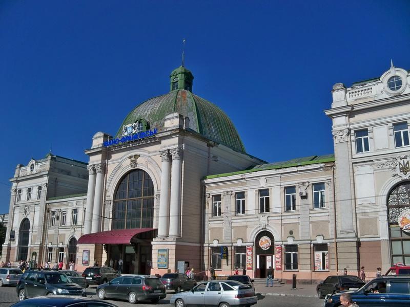 Укрзалізниця виставила на аукціон комерційні приміщення для оренди на вокзалах в регіоні Прикарпаття.