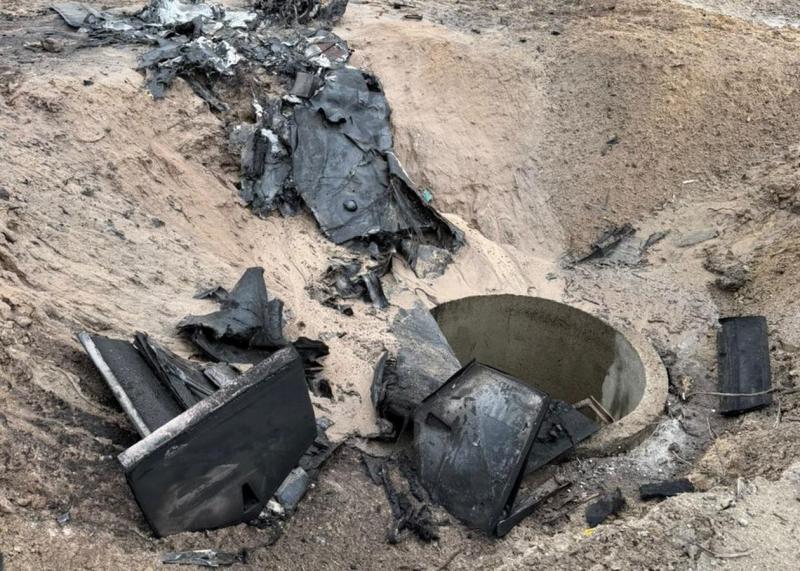 Безпілотник приземлився на площі Національного військового меморіалу.