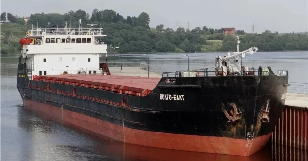 У водах Херсонщини сталося затоплення російського корабля, який перевозив пшеницю: декілька членів екіпажу вдалося врятувати.