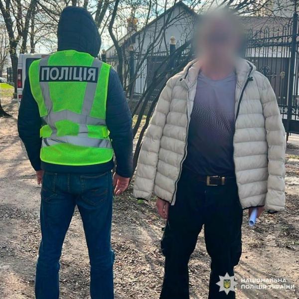 Озброєний, але не на фронті: у Харкові чоловік використав гранати, пістолет і ніж для нападу на працівника ТЦК.