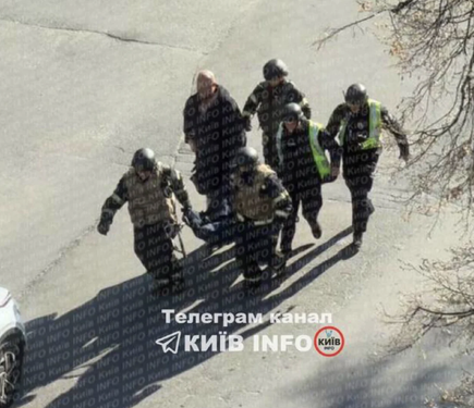 У Києві сталася трагічна подія: чоловік відкрив вогонь на вулиці, внаслідок чого є постраждалі, серед яких – дитина.