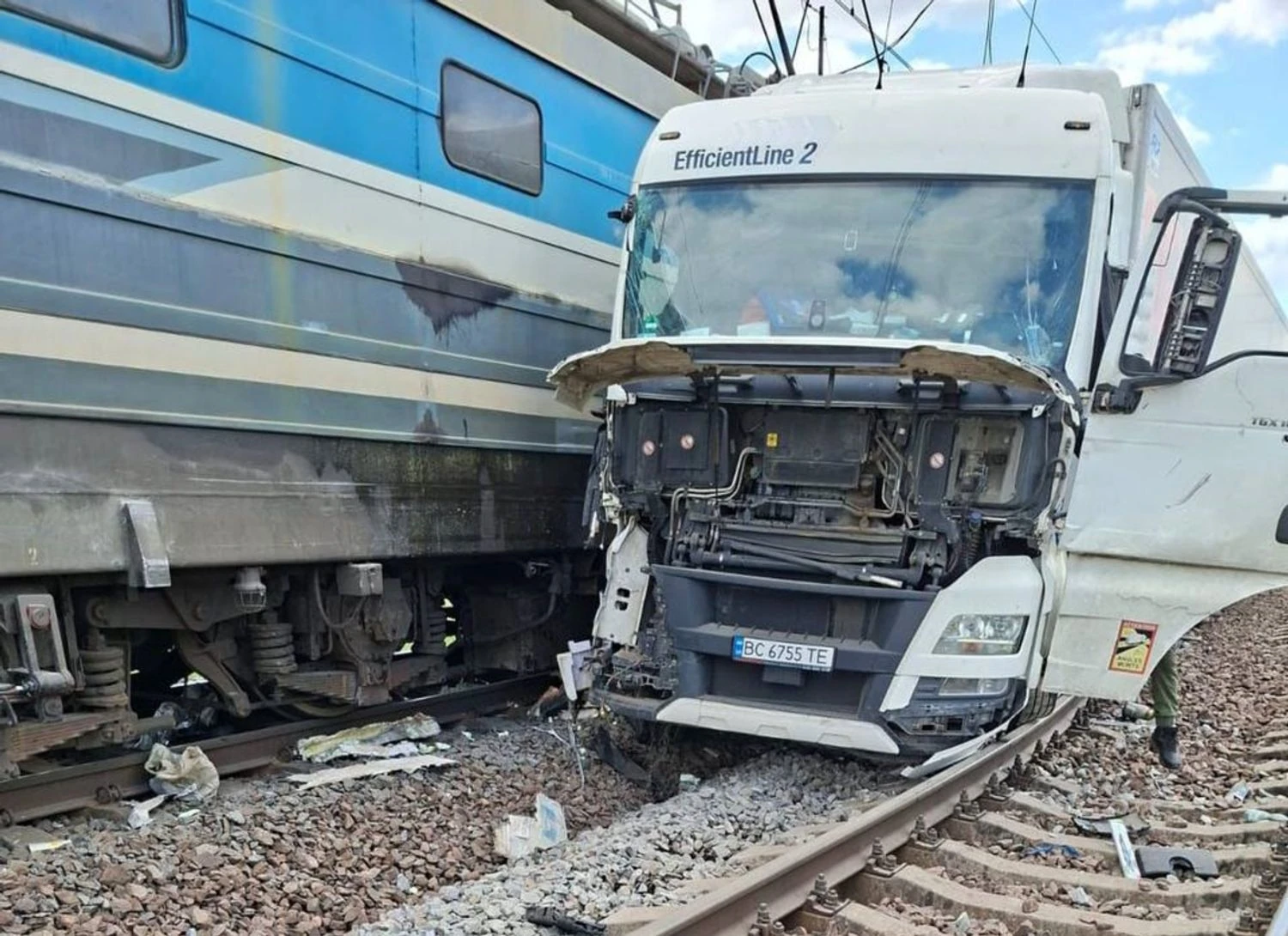 Водій вантажного автомобіля не звернув уваги на сигнал і скоїв зіткнення з потягом 