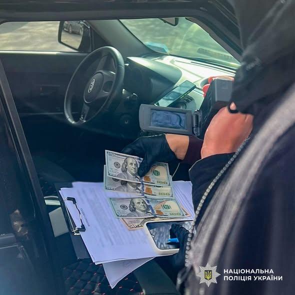 У Чернівцях правоохоронці затримали чоловіка, який за гроші обіцяв допомогти 