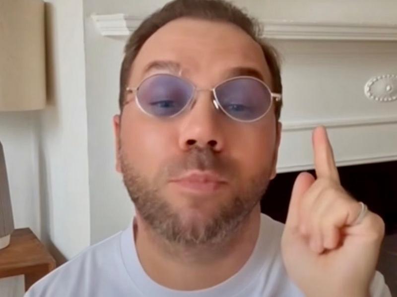 Основний атрибут: дизайнер вказав на несподіваний предмет.