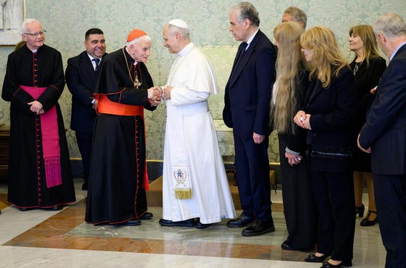 Понтифік зустрів кардинала-сповідника Ернеста Сімоні разом із його близькими - Vatican News.