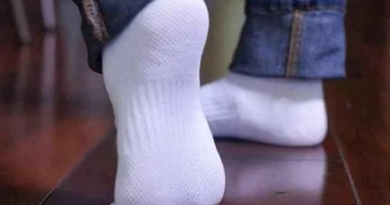 Порада для очищення білих носок: просто замочіть їх належним чином.